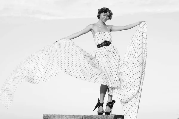 Pinup Tarzında Güzel Kız Noktalı Elbiseli Kadın Çatıda Poz Veren — Stok fotoğraf