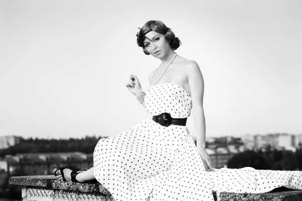 스타일의 아름다운 소녀입니다 드레스를 지붕에 포즈를 취하는 로열티 프리 스톡 이미지