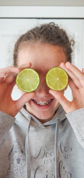 Girl Two Half Cut Limes — Stock Photo, Image