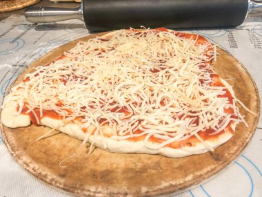 Evde sıfırdan pizza yaparken eğleniyorum..