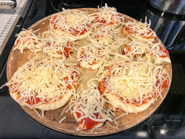 Plezier Hebben Met Het Maken Van Pizza Vanaf Nul Thuis — Stockfoto