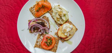 Smrrebrd, genellikle bir parça tereyağlı çavdar ekmeği (ragbrd), yoğun, koyu kahverengi bir ekmek, ticari veya ev yapımı soğuk kesimlerle, et veya balık, peynir veya yayılmış et parçalarından oluşan geleneksel İskandinav açık yüzlü sandviçtir.