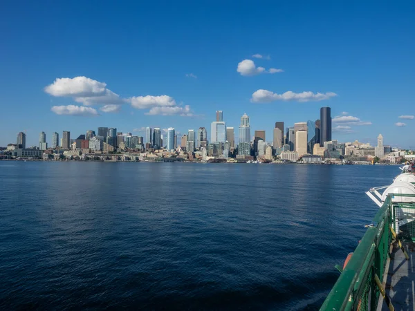 Wybrzeże Seattle Promu Wyspie Bainbridge Zbliża Się Terminalu Promowego Seattle — Zdjęcie stockowe