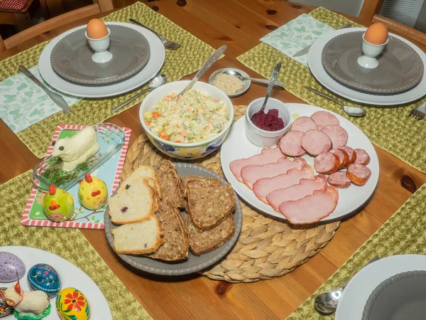 イースターの日曜日はイースターの朝食で祝われます イースターの朝食には イースターの土曜日に祝福された食べ物や他の伝統的なイースターの食べ物が含まれており 通常は家族向けの機会です — ストック写真