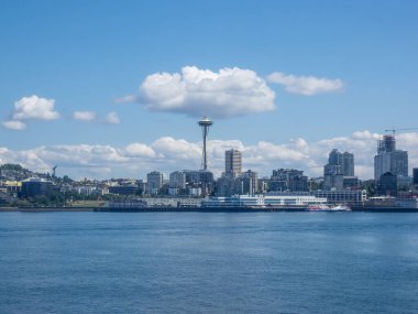 Seattle, Bainbridge Adası feribotundan Colman Rıhtımı 'ndaki Seattle feribot terminaline yaklaşıyor.