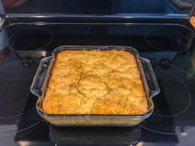 Pouding chmeur (kelimenin tam anlamıyla işsiz erkek pudingi), Kanada 'nın Quebec kentinde erken dönemlerde kadın fabrika işçileri tarafından üretilen bir tatlı.