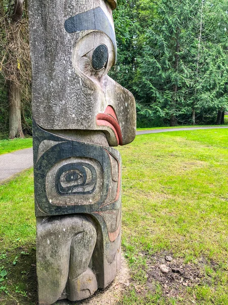 Pola Totemowe Monumentalne Rzeźby Rodzaj Sztuki Północno Zachodniego Wybrzeża Składający — Zdjęcie stockowe