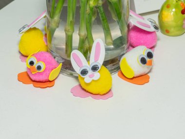 Bir evin içinde paskalya süsleri..