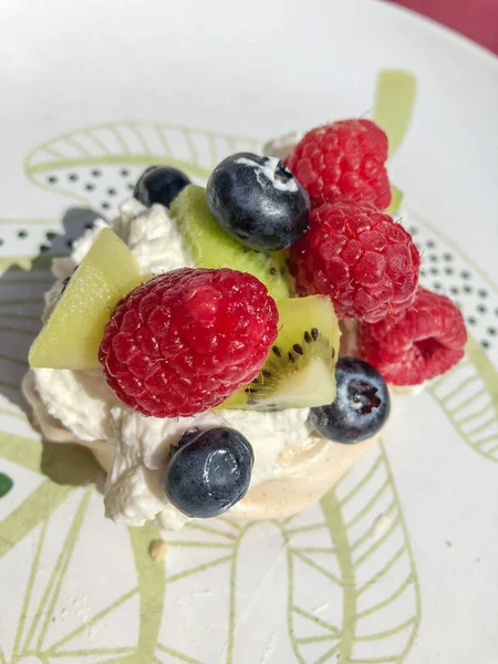 Pavlova Ist Ein Dessert Auf Baiser Basis Das Nach Der — Stockfoto