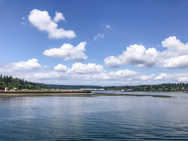 西雅图班布里奇轮渡 Seattle Bainbridge Ferry 是一条横跨普吉特湾 Puget Sound 的轮渡路线 往返于西雅图和华盛顿班布里奇岛之间 这条航线被称为西雅图温斯洛轮渡 图库图片