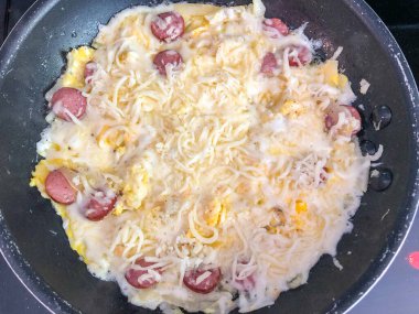 Omlet ya da omlet, yağda kızartılmış yumurta ve yağda kızartma tavasında (çırpılmış yumurta gibi karıştırılmadan) yapılan bir yemektir. Omletin peynir, soğan, sebze, mantar, et gibi dolgulara sarılması oldukça yaygındır. (