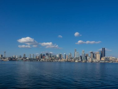 Seattle, Bainbridge Adası feribotundan Colman Rıhtımı 'ndaki Seattle feribot terminaline yaklaşıyor.