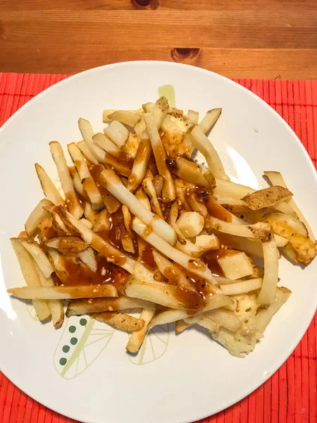 Poutine Prato Que Inclui Batatas Fritas Coalhada Queijo Coberto Com — Fotografia de Stock