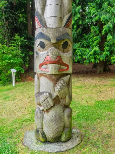 图腾柱 Totem Poles 是一种西北海岸艺术 由杆子 柱子或柱子组成 刻有符号或数字 它们通常由大树制成 主要是西方的红色雪松 由原住民和土著人民制成 — 图库照片