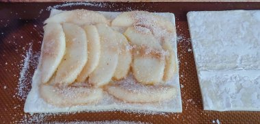 Fransız elmalı turtası tereyağlı, pullu bir kabuğun üzerinde tarçın kokulu elmalardan oluşan ince bir tabakadan oluşur..