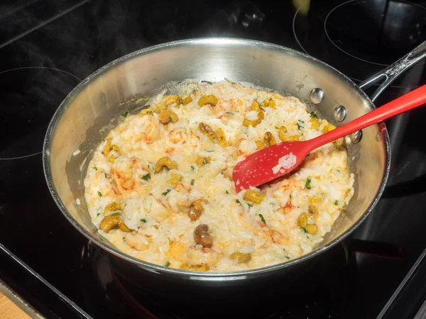 Les Crevettes Sucrées Croquantes Sont Frites Avec Des Noix Cajou — Photo