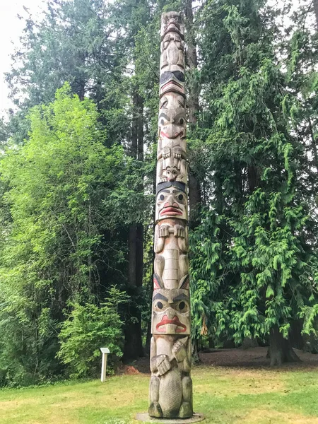 Totem Poles Monumental Carvings Type Northwest Coast Art Consisting Poles — Stock Photo, Image