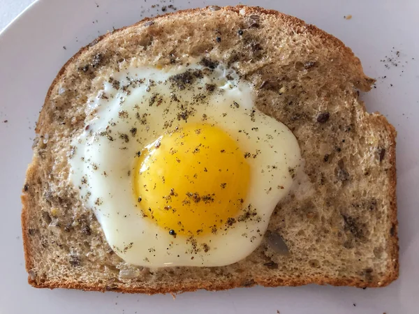 Poached Egg Toast Είναι Τέλειο Πρωινό Σας Γεμίζει Και Παρέχει — Φωτογραφία Αρχείου