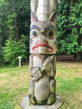 Totem direkleri (semboller veya figürlerle oyulmuş direkler, direkler veya direklerden oluşan bir tür Kuzeybatı Sahili sanatı olan anıtsal oymacılardır. Genellikle büyük ağaçlardan yapılır, çoğunlukla batı kırmızı sedir, ilk milletler ve yerel halklar tarafından.