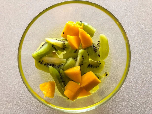 Meyve Salatası Çeşitli Meyve Çeşitlerinden Oluşan Bir Yemektir Bazen Kendi — Stok fotoğraf