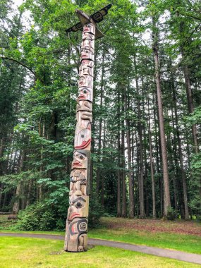 Totem direkleri (semboller veya figürlerle oyulmuş direkler, direkler veya direklerden oluşan bir tür Kuzeybatı Sahili sanatı olan anıtsal oymacılardır. Genellikle büyük ağaçlardan yapılır, çoğunlukla batı kırmızı sedir, ilk milletler ve yerel halklar tarafından.