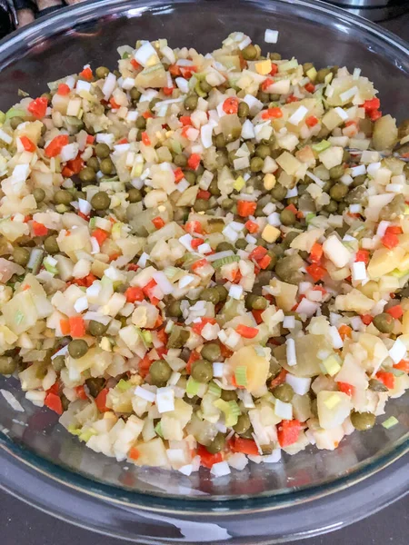 Salade Olivier Dilimlenmiş Patates Sebze Bazen Mayonezle Bağlanmış Etlerden Oluşan — Stok fotoğraf