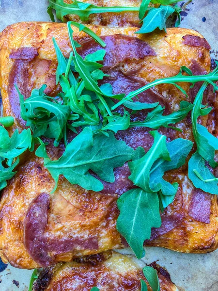 Salami Ruccola Pizza Lätt Aptitretare Lunch Eller Middag — Stockfoto