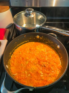 Gajar Ka Halwa 'nın tarifi adım adım Gajrela olarak da bilinen Diwali mevsiminde yapılan bir Hint Havuç Pudingi. Bir fincan Masala Chai ile mükemmel.