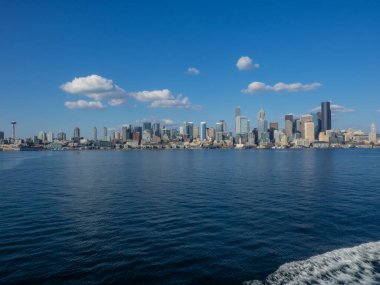 Seattle, Bainbridge Adası feribotundan Colman Rıhtımı 'ndaki Seattle feribot terminaline yaklaşıyor.
