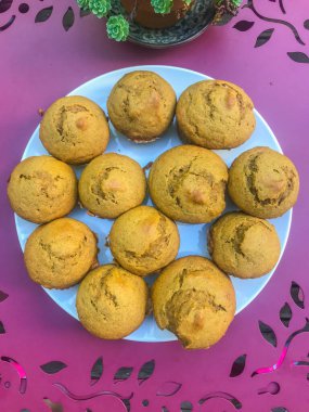 Balkabağı baharatlı kekler hafif baharatlı, yumuşak ve nemlidir..