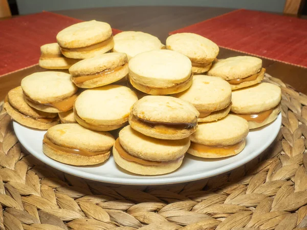 Alfajores Tradicionais Argentina Peru Uruguai Consistem Dois Biscoitos Doces Redondos — Fotografia de Stock