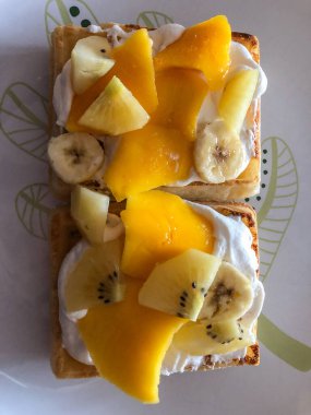 Kolay Belçika Waffle 'ları dıştan çıtır çıtır, içi yumuşaktır üstüne krema, muz ve mango koymak için mükemmeldir.