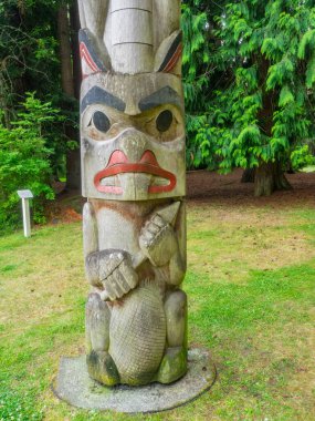 Totem direkleri (semboller veya figürlerle oyulmuş direkler, direkler veya direklerden oluşan bir tür Kuzeybatı Sahili sanatı olan anıtsal oymacılardır. Genellikle büyük ağaçlardan yapılır, çoğunlukla batı kırmızı sedir, ilk milletler ve yerel halklar tarafından.