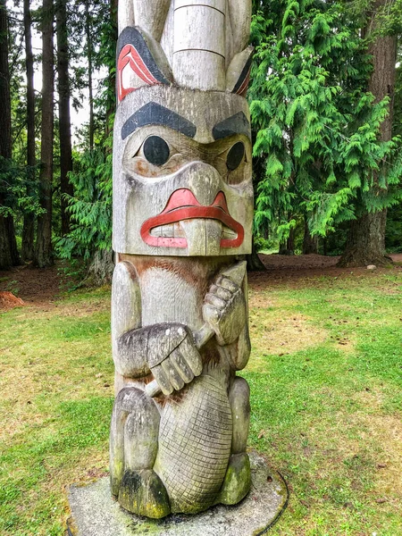 图腾柱 Totem Poles 是一种西北海岸艺术 由杆子 柱子或柱子组成 刻有符号或数字 它们通常由大树制成 主要是西方的红色雪松 由原住民和土著人民制成 — 图库照片