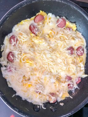 Omlet ya da omlet, yağda kızartılmış yumurta ve yağda kızartma tavasında (çırpılmış yumurta gibi karıştırılmadan) yapılan bir yemektir. Omletin peynir, soğan, sebze, mantar, et gibi dolgulara sarılması oldukça yaygındır. (