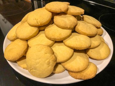 Arjantin, Peru ve Uruguay 'daki geleneksel alfajorler buğday unundan veya mısır nişastasından oluşan iki yuvarlak bisküvilerden oluşur.