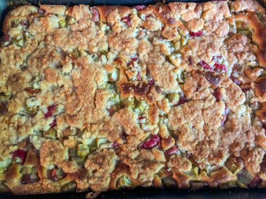 Rhubarb keki kahve molası için mükemmeldir, onu sıcak servis edebilirsiniz. Rhubarb pastaya nem ve biraz da ekşi verir..