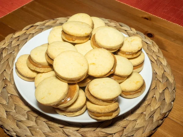 Alfajores Tradicionais Argentina Peru Uruguai Consistem Dois Biscoitos Doces Redondos — Fotografia de Stock
