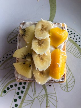 Kolay Belçika Waffle 'ları dıştan çıtır çıtır, içi yumuşaktır üstüne krema, muz ve mango koymak için mükemmeldir.