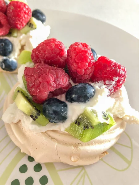 Pavlova Ist Ein Dessert Auf Baiser Basis Das Nach Der — Stockfoto