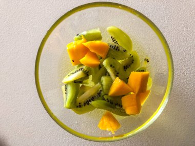 Meyve salatası çeşitli meyve çeşitlerinden oluşan bir yemektir ve bazen kendi suları ya da şurubu olan bir sıvıda servis edilir. Farklı şekillerde, meyve salatası aperatif olarak, yan salata olarak ya da tatlı olarak servis edilebilir. Aperatif olarak sunulduğunda