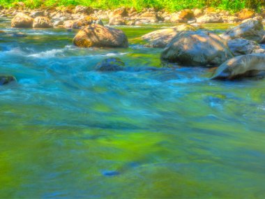 Ilımlı yollar popüler Twin Falls 'a, daha küçük Weeks Falls' a ve çağlayan diğer sulara ya da Cedar Butte 'ye doğru büyük bir heyelanın kalıntılarına götürür..