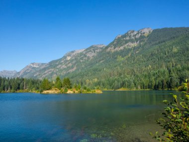 Gold Creek Pond Loop, Washington, Snoqualmie Geçidi yakınlarında bulunan ve tüm beceri seviyeleri için uygun olan 1,2 millik yoğun bir döngü yoludur. İzler bir dizi etkinlik seçeneği sunuyor ve yıl boyunca ulaşılabilir. Köpekler de öyle.