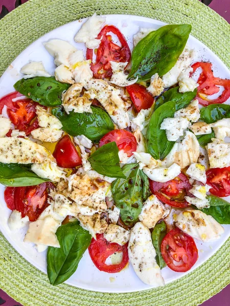 Salada Caprese Uma Simples Salada Italiana Feita Mussarela Fresca Fatiada — Fotografia de Stock