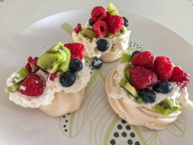 Pavlova, adını Rus balerin Anna Pavlova 'dan alan kremalı bir tatlıdır. Kıtır kıtır kıtır ve yumuşak, içi hafif, genellikle meyveli ve kremalı bir tatlı.