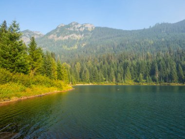 Gold Creek Pond Loop, Washington, Snoqualmie Geçidi yakınlarında bulunan ve tüm beceri seviyeleri için uygun olan 1,2 millik yoğun bir döngü yoludur. İzler bir dizi etkinlik seçeneği sunuyor ve yıl boyunca ulaşılabilir. Köpekler de öyle.