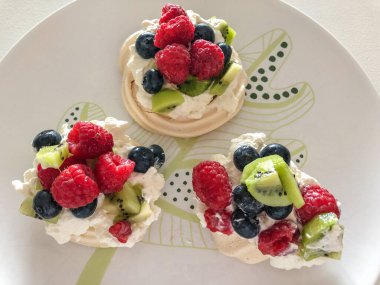 Pavlova, adını Rus balerin Anna Pavlova 'dan alan kremalı bir tatlıdır. Kıtır kıtır kıtır ve yumuşak, içi hafif, genellikle meyveli ve kremalı bir tatlı.
