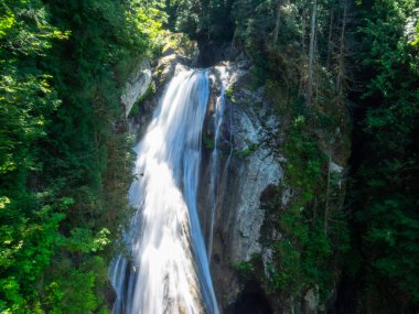 Ilımlı yollar popüler Twin Falls 'a, daha küçük Weeks Falls' a ve çağlayan diğer sulara ya da Cedar Butte 'ye doğru büyük bir heyelanın kalıntılarına götürür..