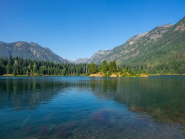 Gold Creek Pond Loop, Washington, Snoqualmie Geçidi yakınlarında bulunan ve tüm beceri seviyeleri için uygun olan 1,2 millik yoğun bir döngü yoludur. İzler bir dizi etkinlik seçeneği sunuyor ve yıl boyunca ulaşılabilir. Köpekler de öyle.