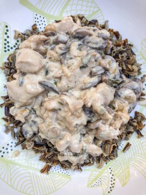 Mantar pirinçli kremalı parmesan tavuğu yiyebileceğin en iyi şeylerden biri olacak! Tek ihtiyacın olan, 30 dakikadan az bir sürede hazır olacak harika kremalı ve lezzetli bir yemek yapmak için bir kap.